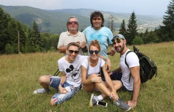 Известные артисты покорили одну из самых высоких гор в Карпатах
